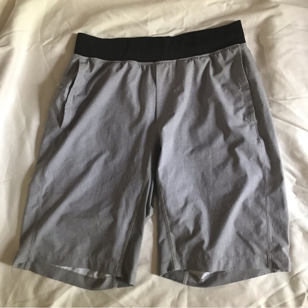 Lululemon T.H.E. Short *Linerless 11" men's M light grey with black waistband